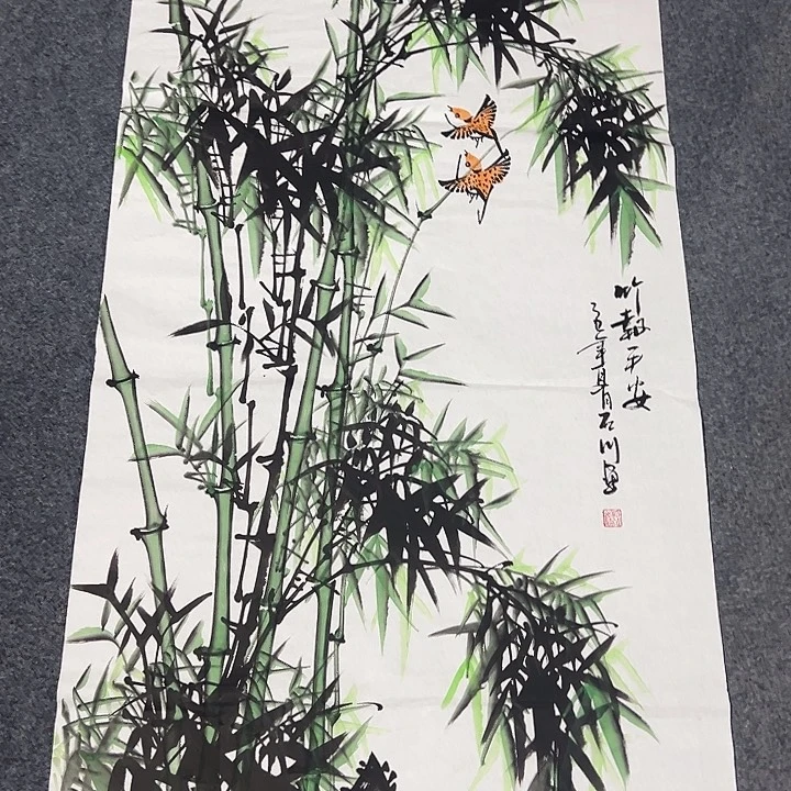 客厅的灯亮了起来