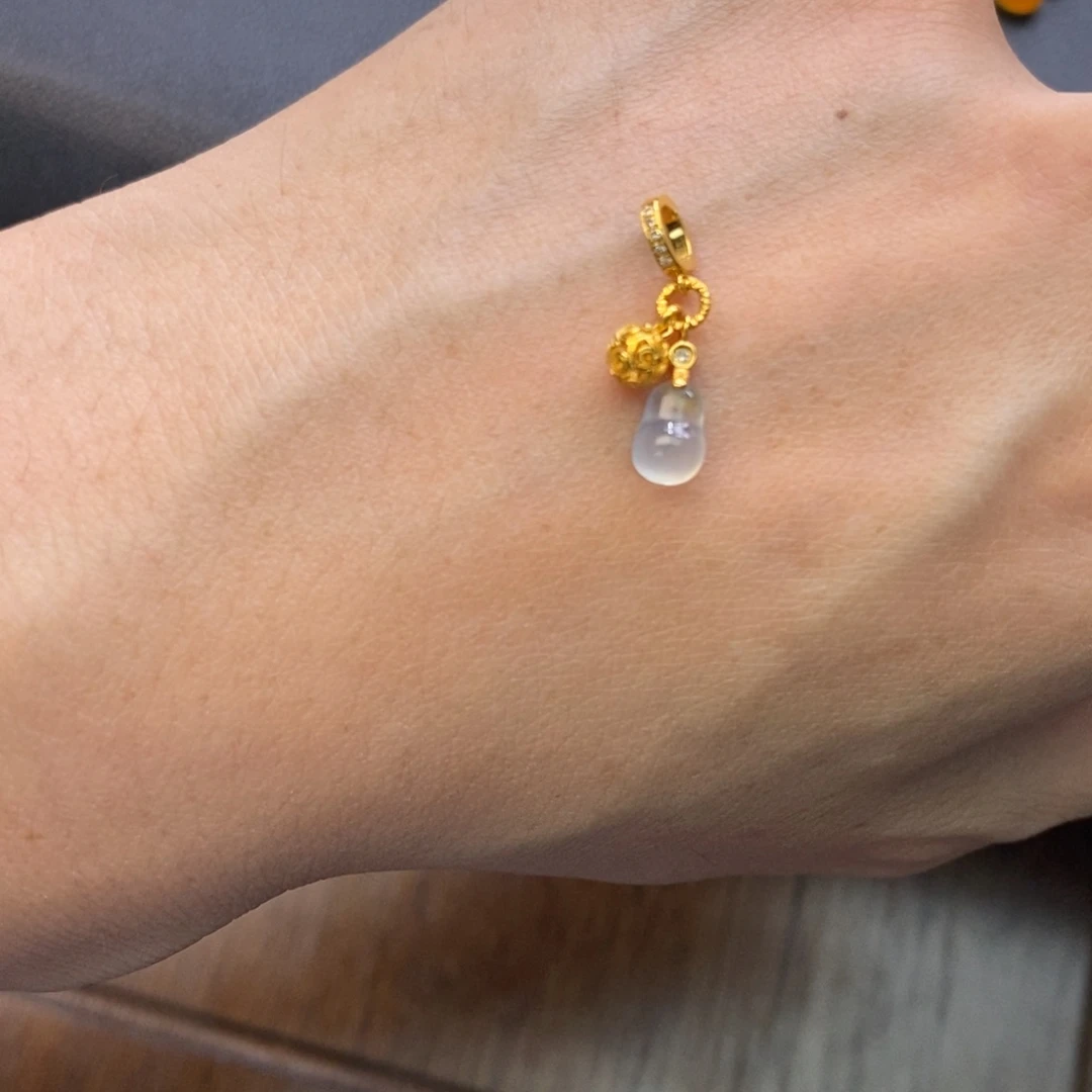 乂****翡翠18K金镶嵌颈饰翡翠