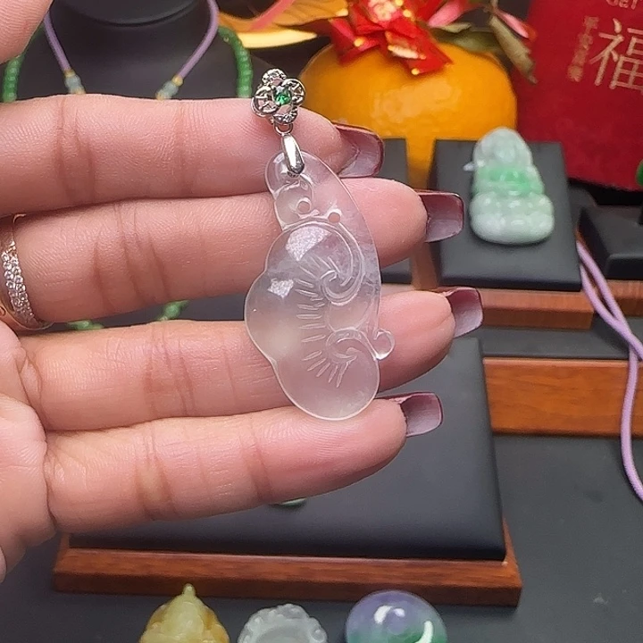 翡翠颈饰未镶嵌如意