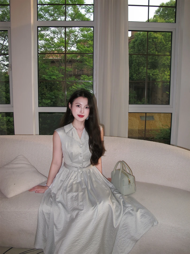 赵又真【蓝调帧影】复古气质西装领捏褶设计缎面大摆高级感连衣裙