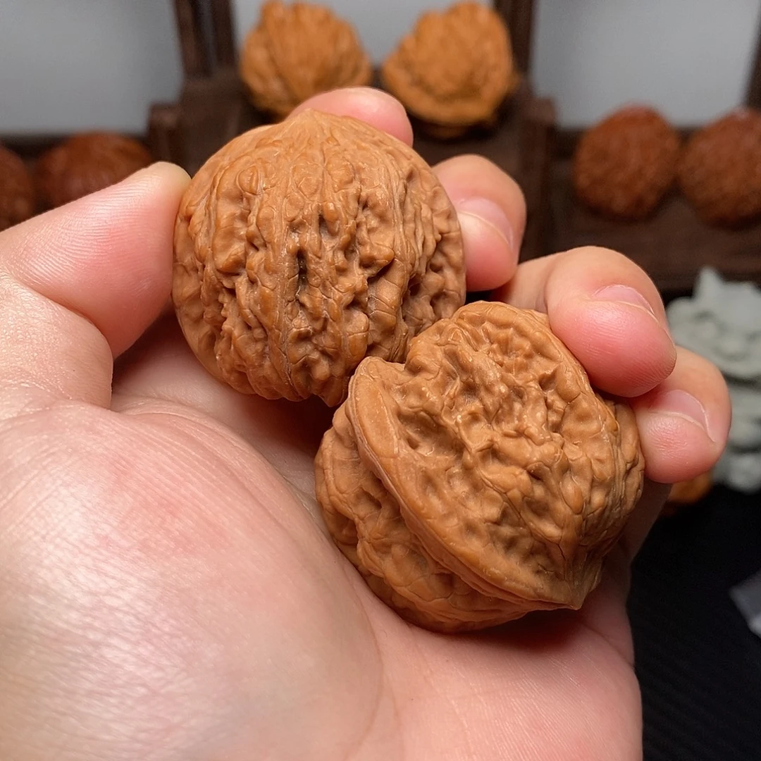 。***，文玩核桃吊坠凹底