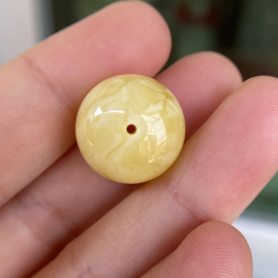 蜜蜡奶黄蜡墩子配饰17.4×14.0mm，蜡质实飘花无优化杂裂