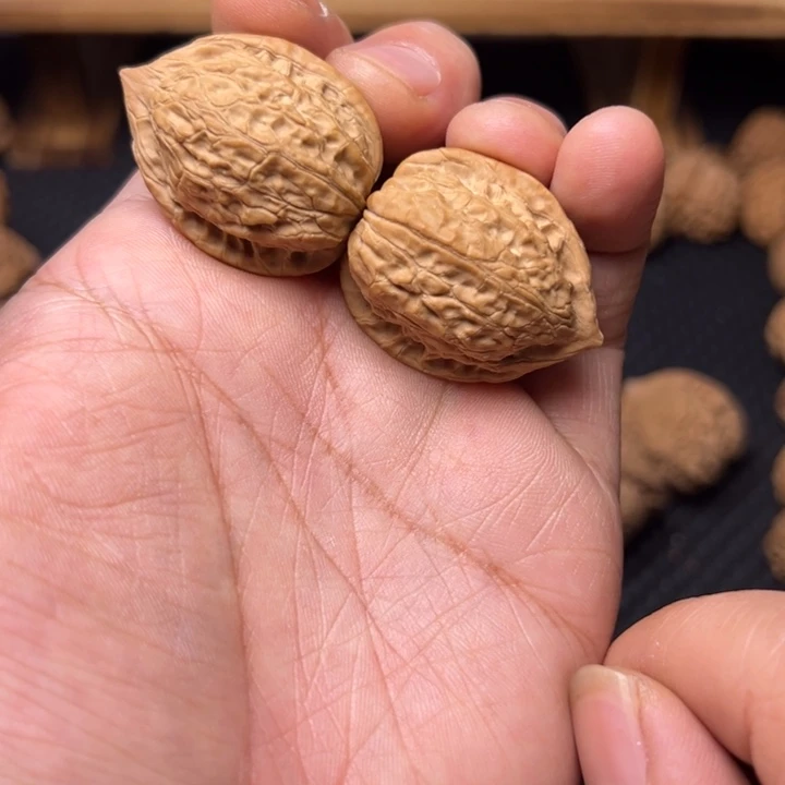 文玩核桃吊坠蟒纹鸡心