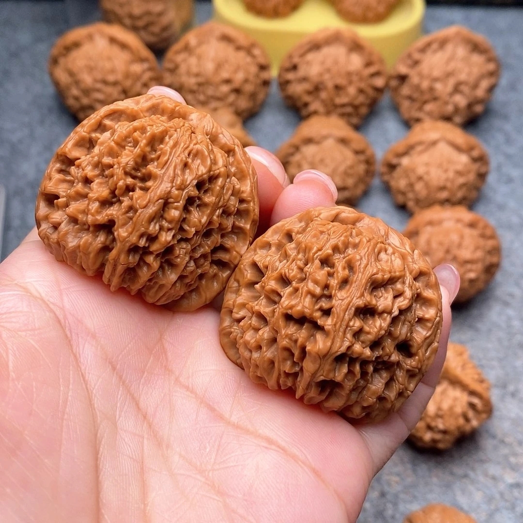 文玩核桃把件精品特价红皮南疆石42