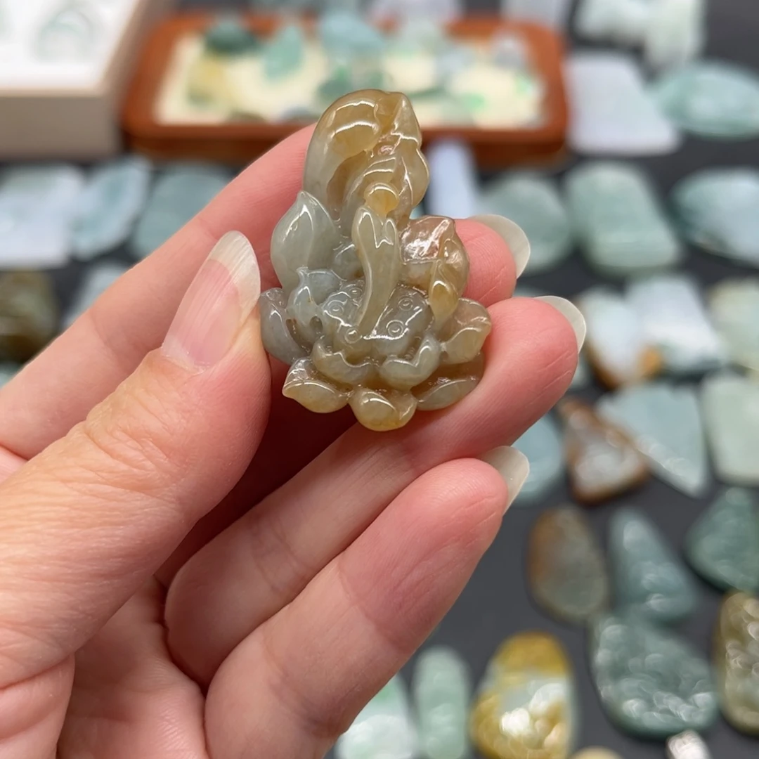 翡翠未镶嵌颈饰莲花悟道