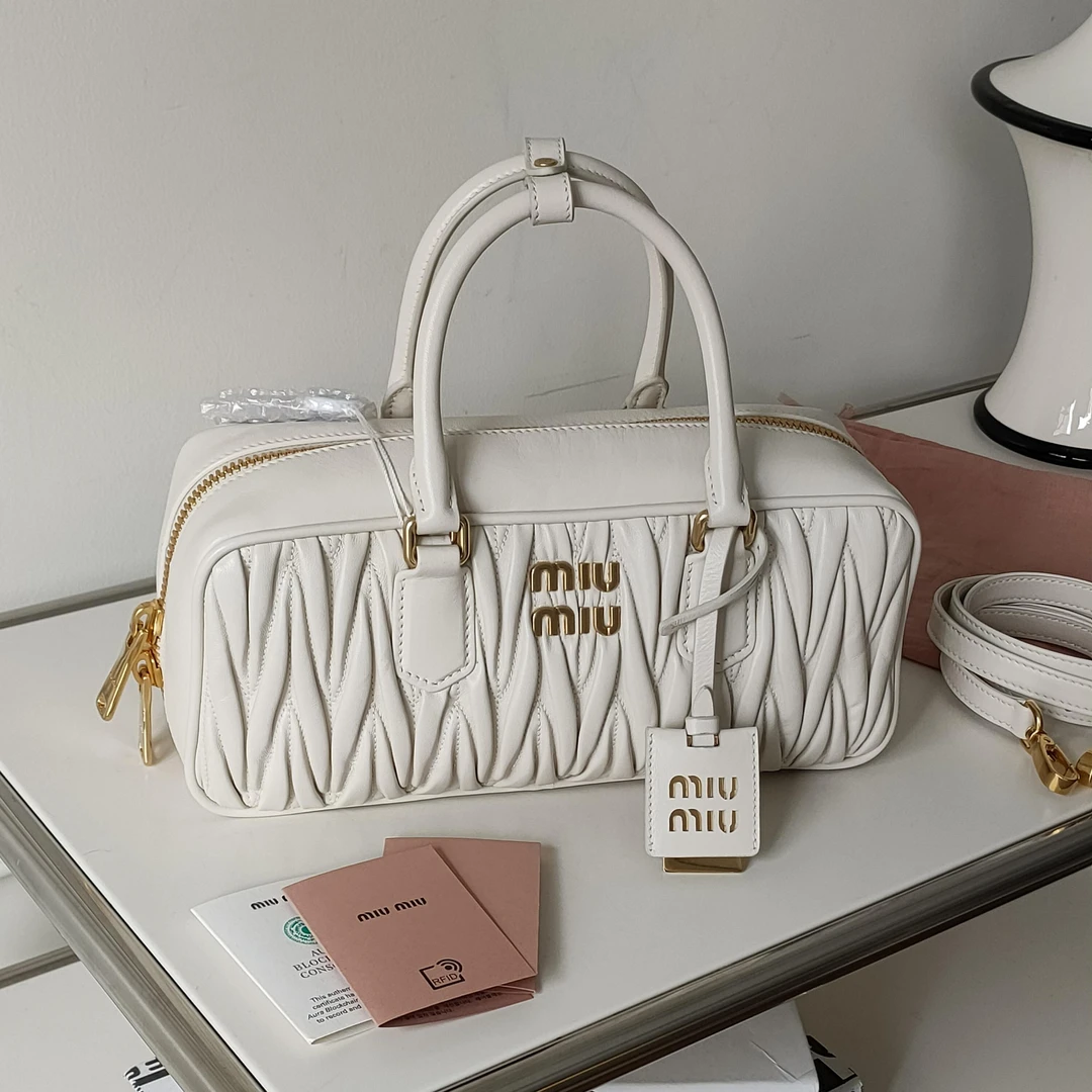 99新 MIU MIU/缪缪 Azul-白色褶皱羊皮金扣保龄球中号手提包37520
