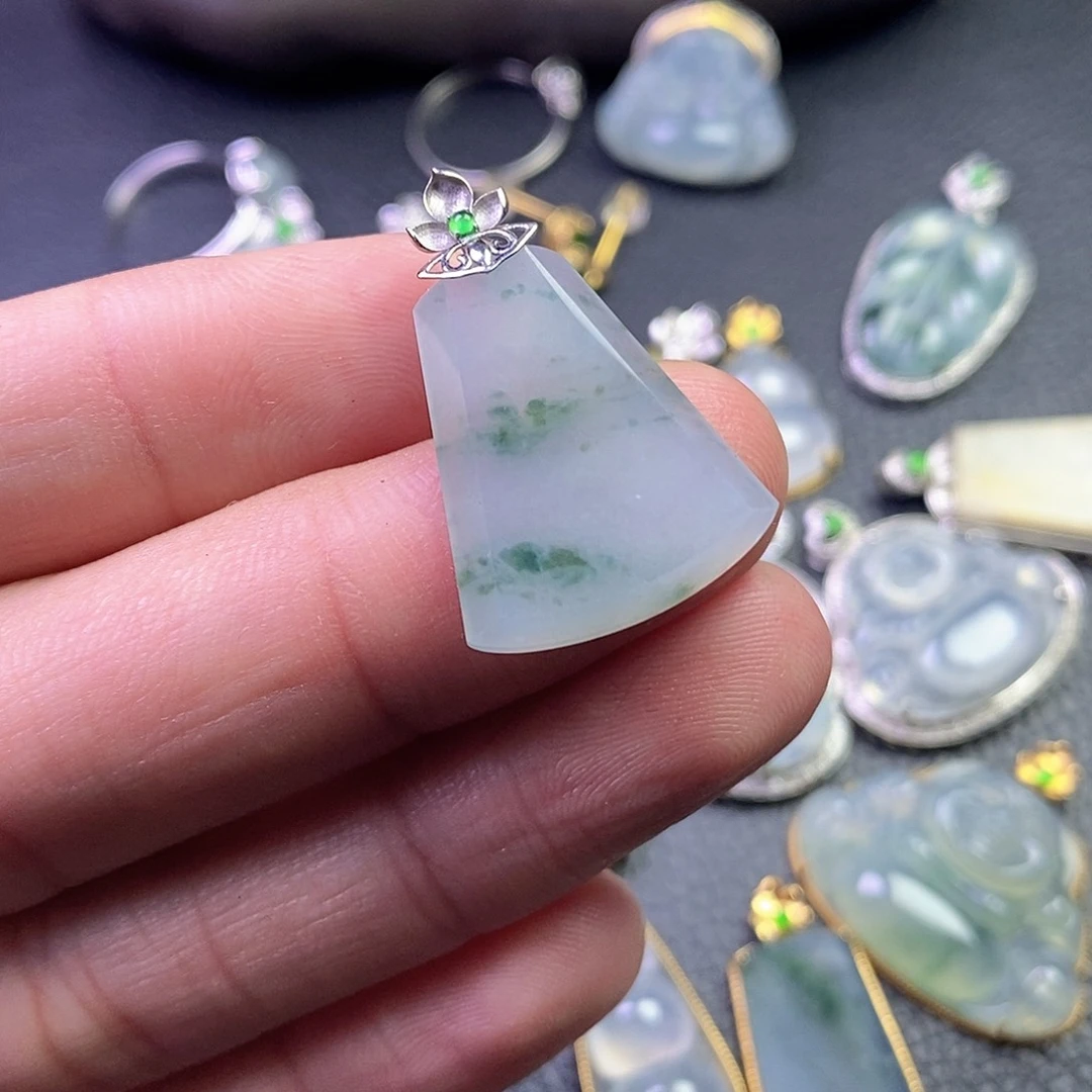 颈饰18K金镶嵌翡翠