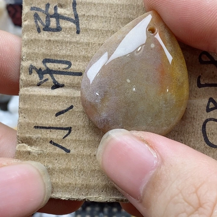 颈饰未镶嵌硅化珊瑚（珊瑚玉）王**儿