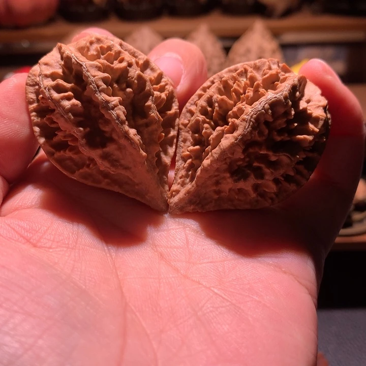 文玩核桃吊坠楸玥核90浮黄