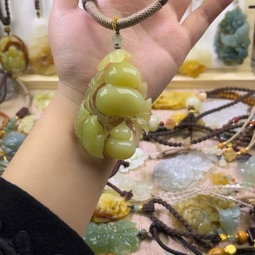 张***洁岫玉合金纯手工雕刻吊坠