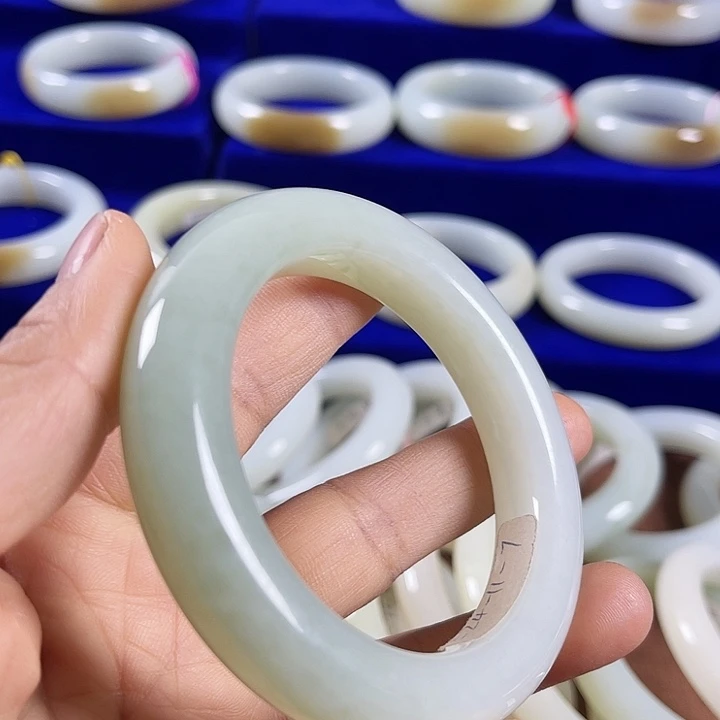 和田玉（糖玉）未镶嵌手镯