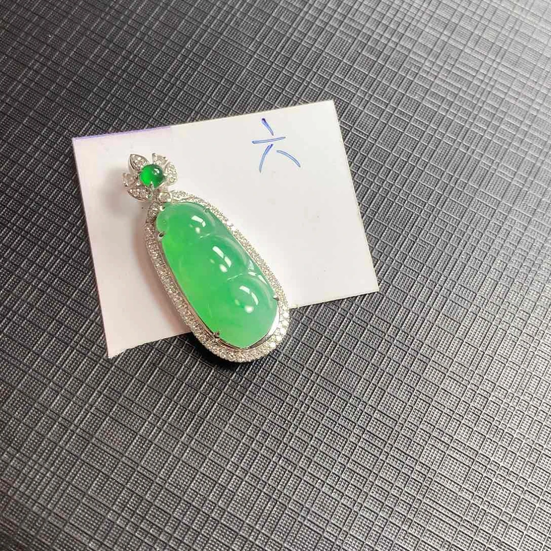 翡翠颈饰18K金镶嵌翡翠