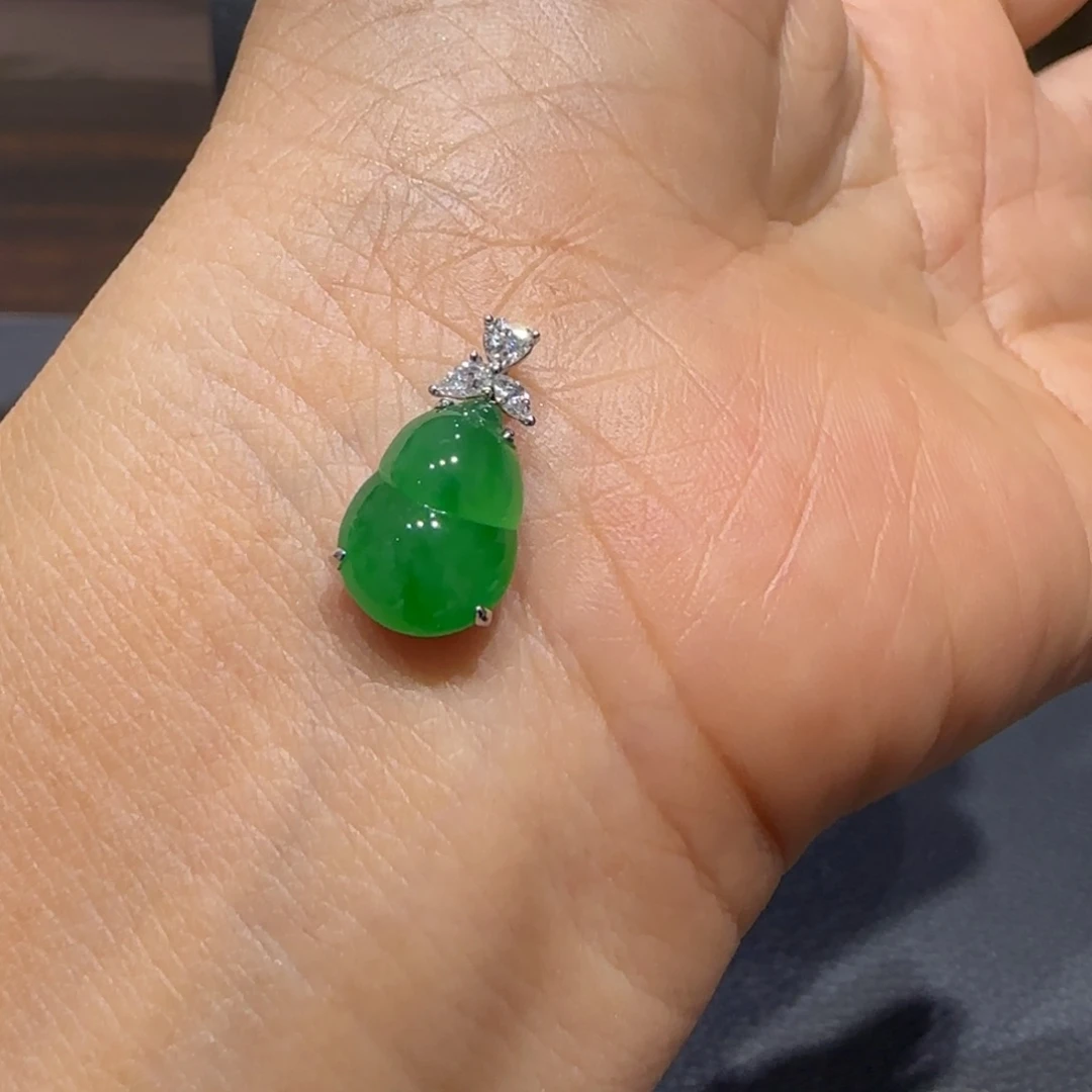 颈饰18K金镶嵌翡翠葫芦