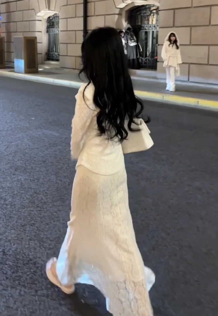 春夏新款洋气百搭班头荷叶边长袖蕾丝上衣女高腰蕾丝半身裙两件套