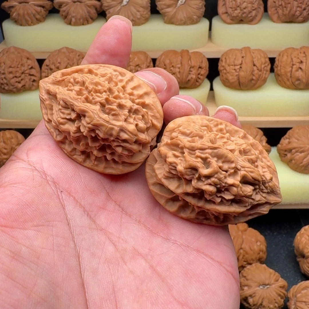 文玩核桃吊坠十三陵鸡心38