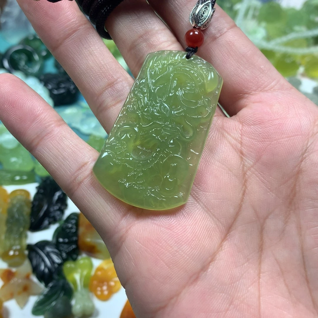 岫玉颈饰未镶嵌龙牌