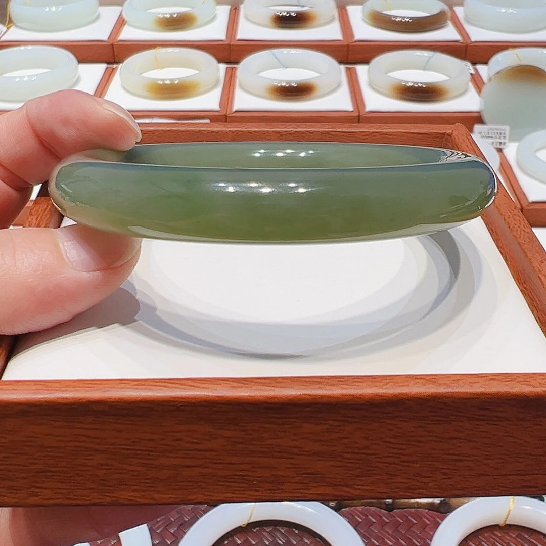 和田玉未镶嵌手镯