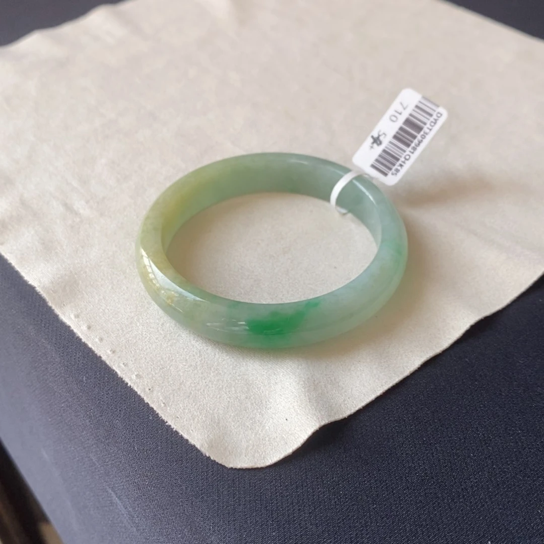 翡翠手镯未镶嵌翡翠