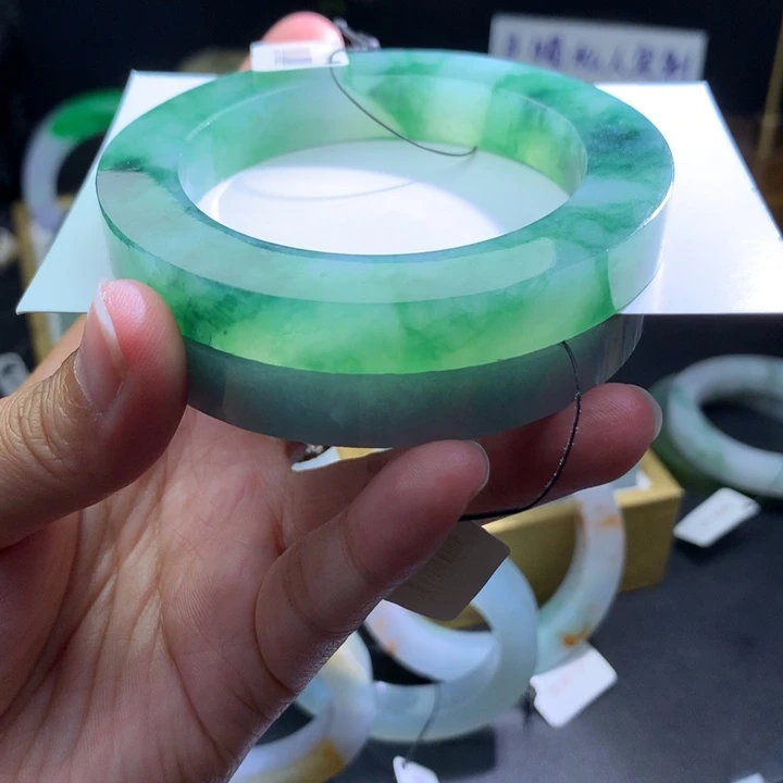 定制翡翠未镶嵌翡翠手镯