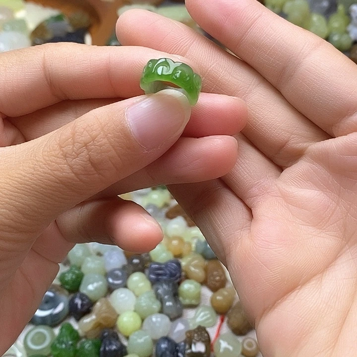 未镶嵌和田玉挂件碧玉雕花跑环