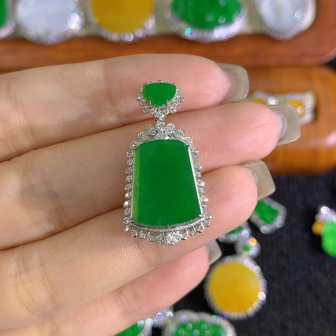 颈饰18K金镶嵌翡翠无事牌