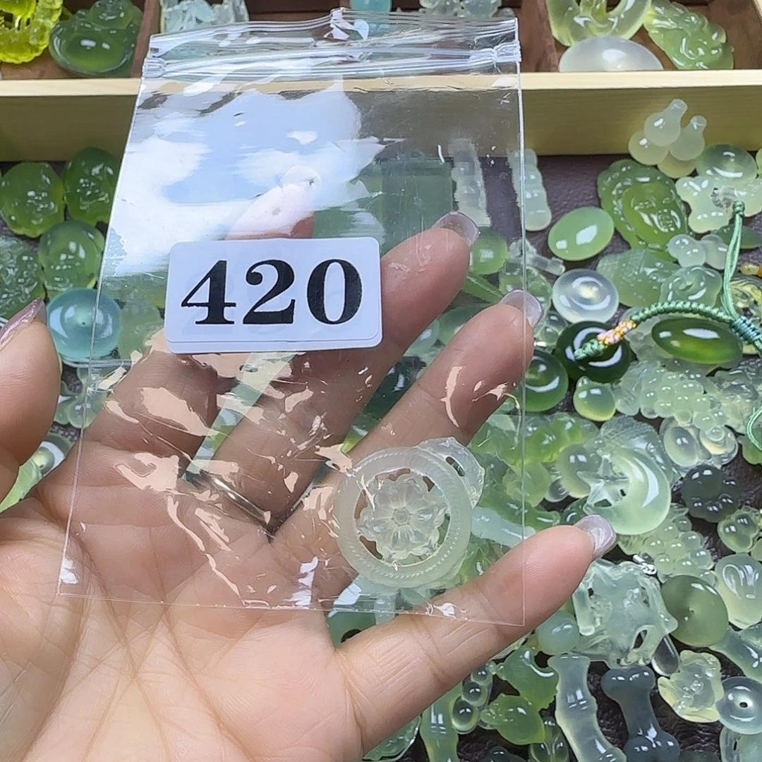 兮****蛇纹石玉未镶嵌岫玉吊坠