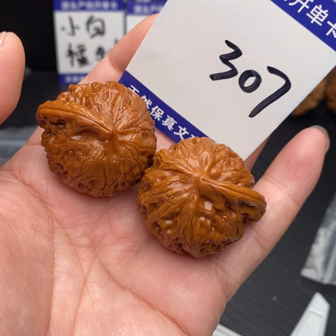 把件桃核一根筋momo