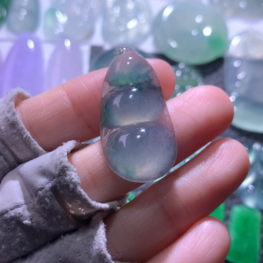 翡翠足金镶嵌颈饰豆