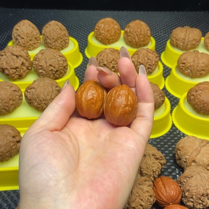 把件文玩核桃小手捻海豚