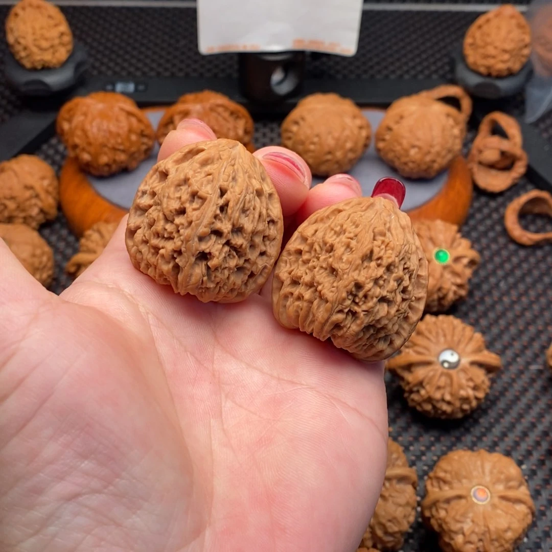 文玩核桃把件全品白茬南疆石凹底38尺