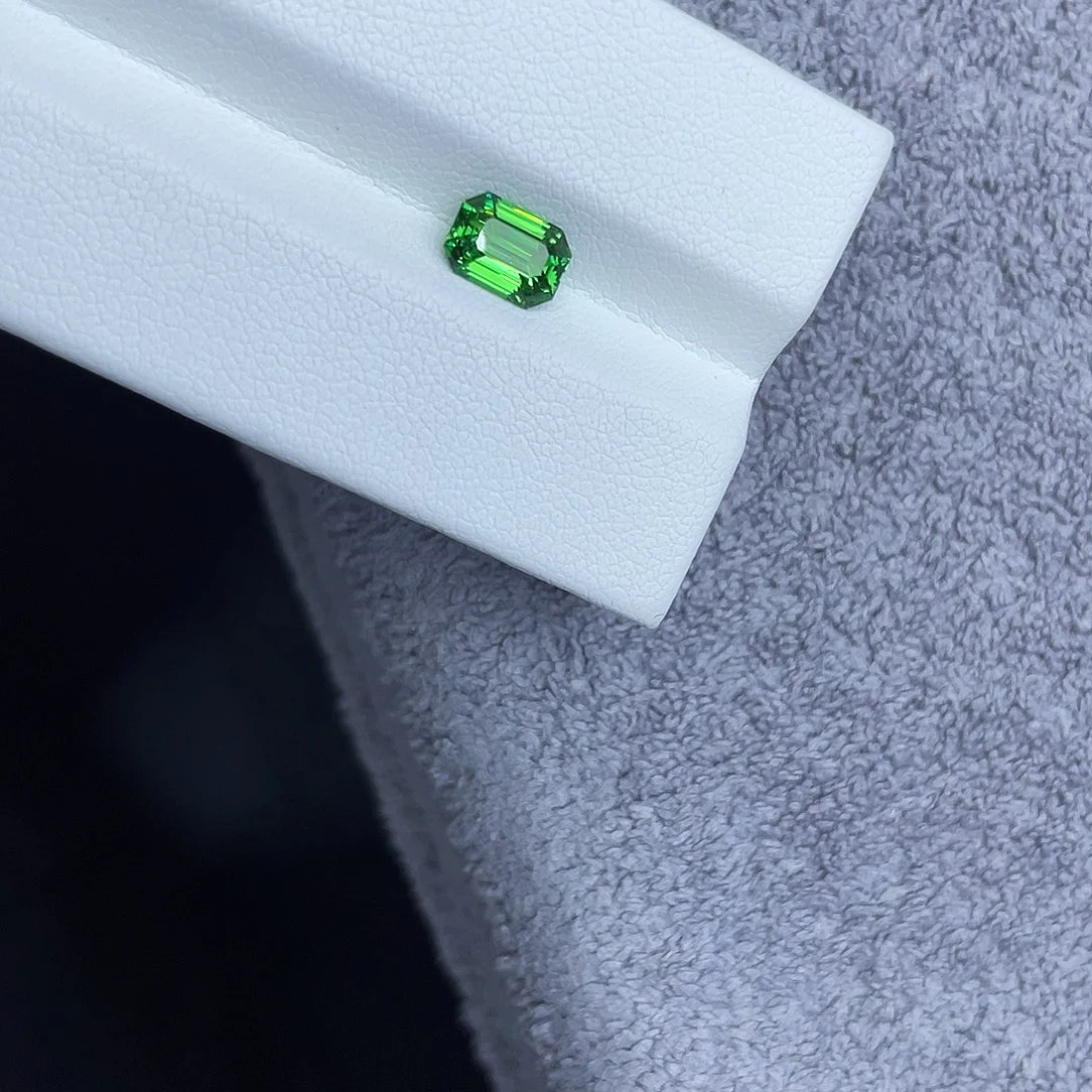 石榴石（沙弗莱）裸石未镶嵌1.03Ct。