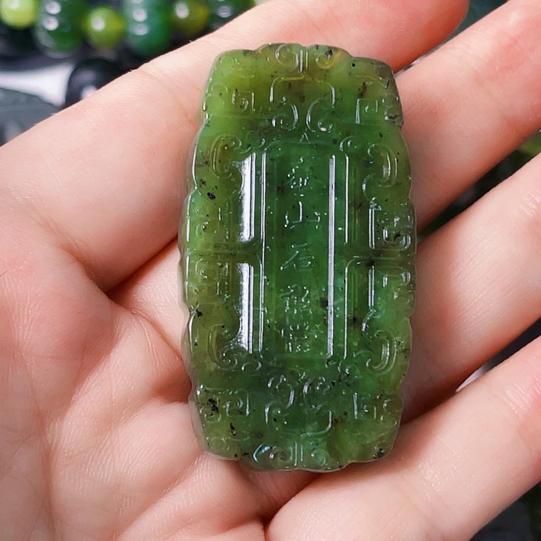 上***年未镶嵌蛇纹石玉颈饰