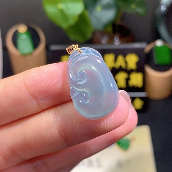 翡翠18K金镶嵌颈饰吊坠