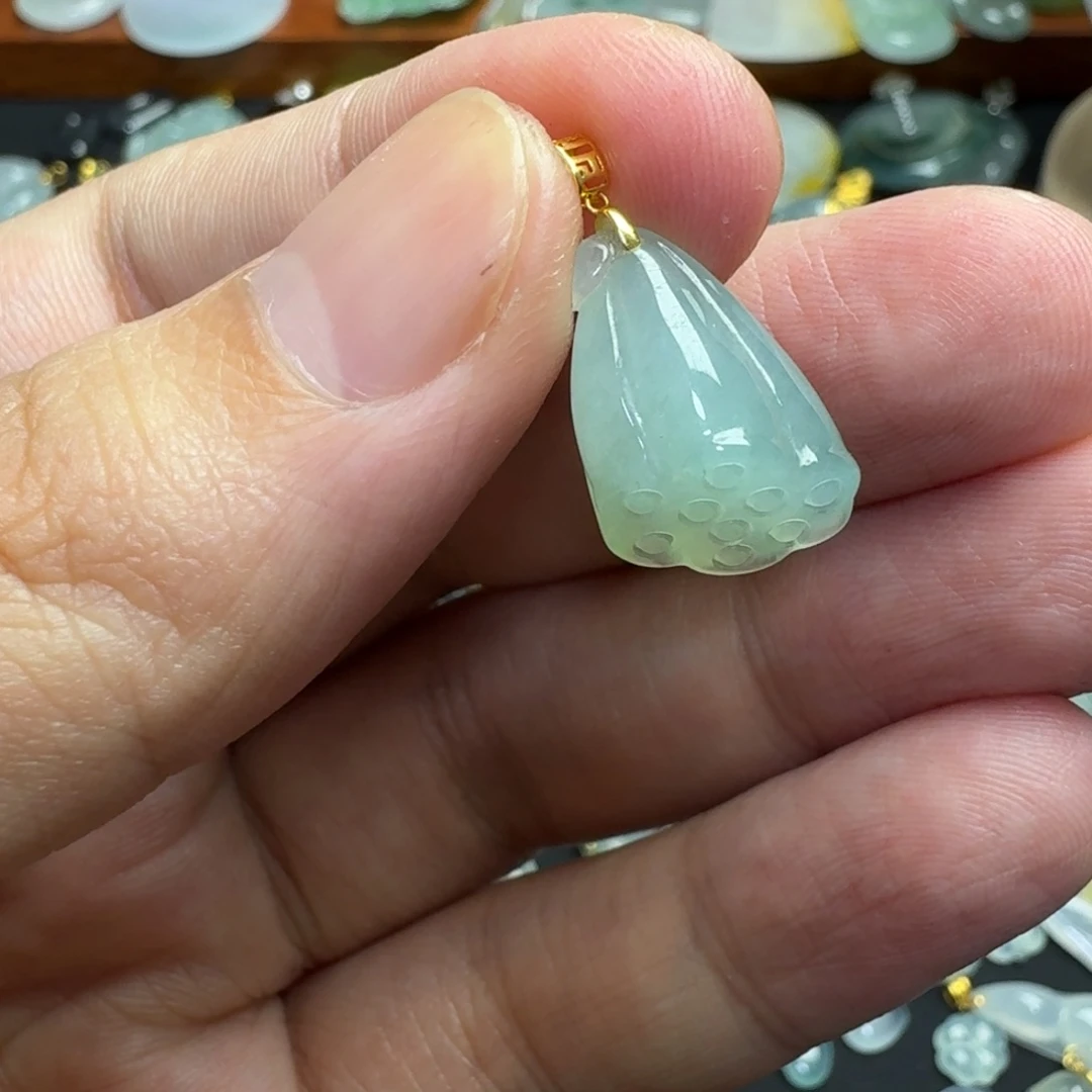 翡翠18K金镶嵌颈饰小莲蓬