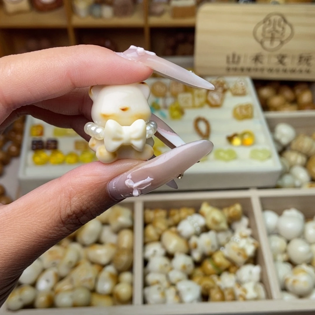 手串猴头核桃白小熊加蝴蝶结白珠围脖