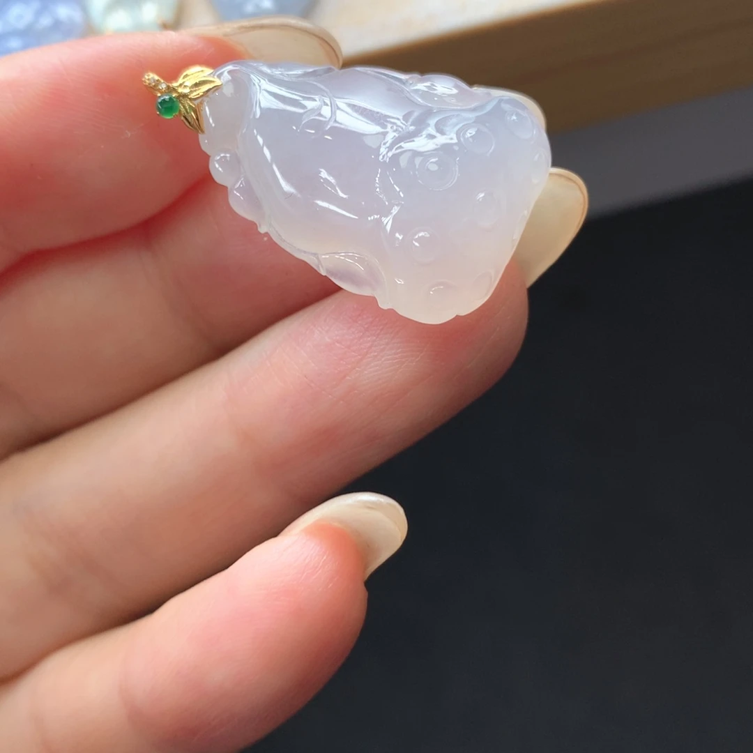 翡翠18K金镶嵌颈饰吊坠