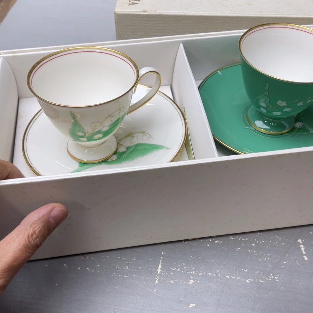 瓷片柏**丝密密麻麻地铺满一层厚厚的