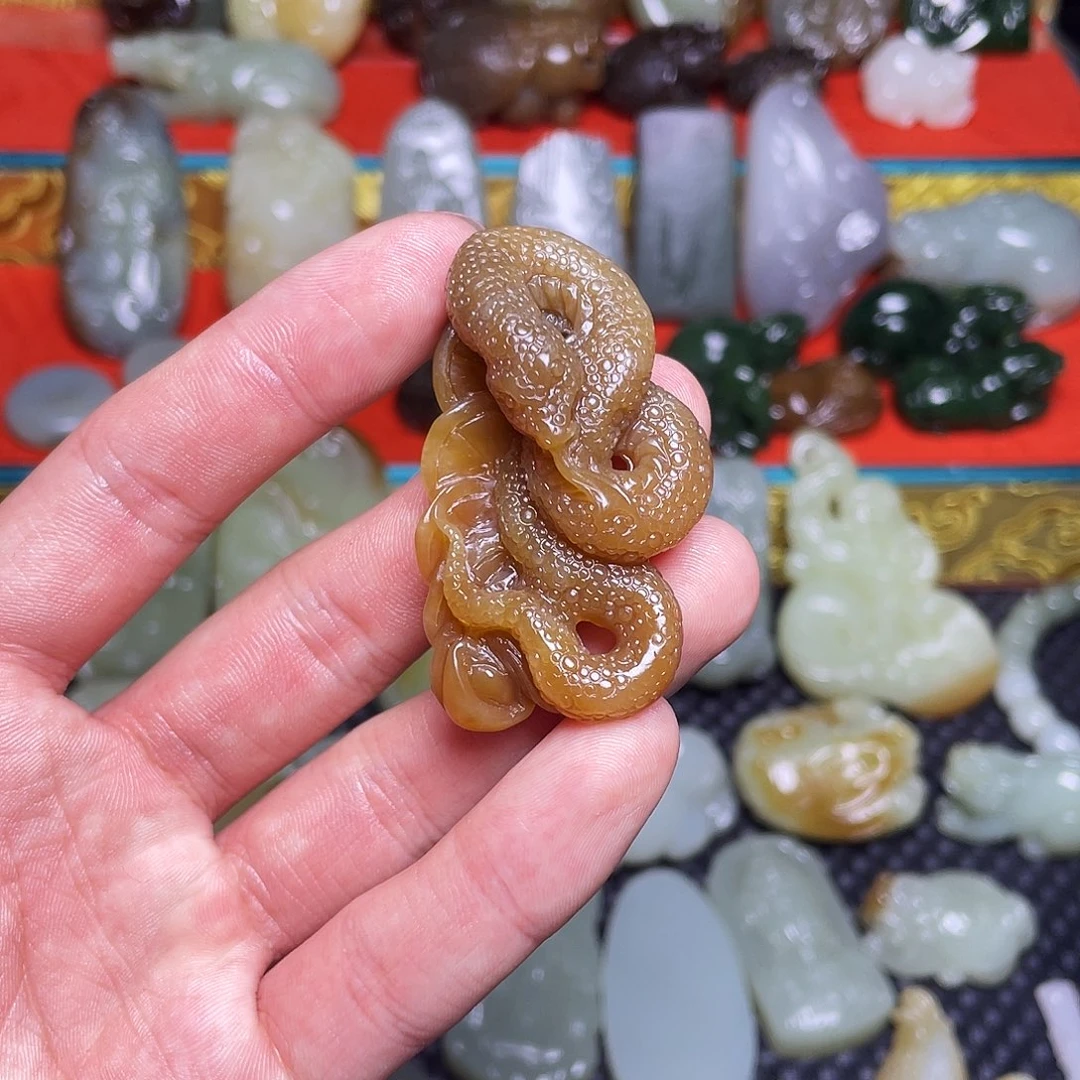 関***贵和田玉未镶嵌颈饰