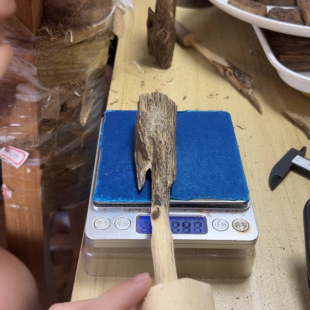 香料绿奇楠虫漏摆件乌身天然虫