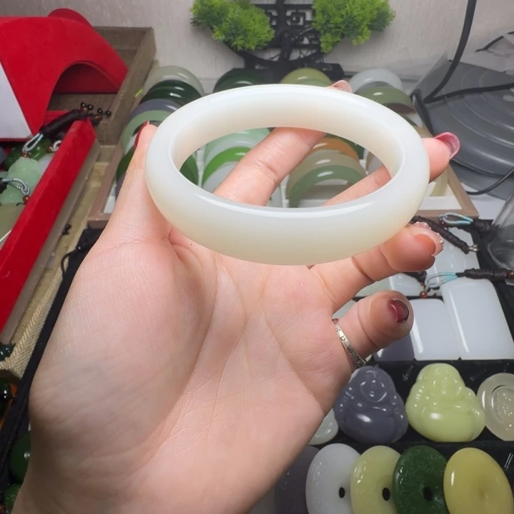 新疆老料羊脂白宽版手镯61.5圈