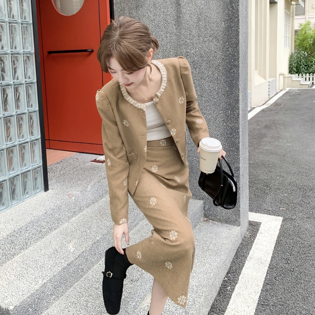 新款小香风套装女秋季2025高级感刺绣西装外套搭配半身裙两件套