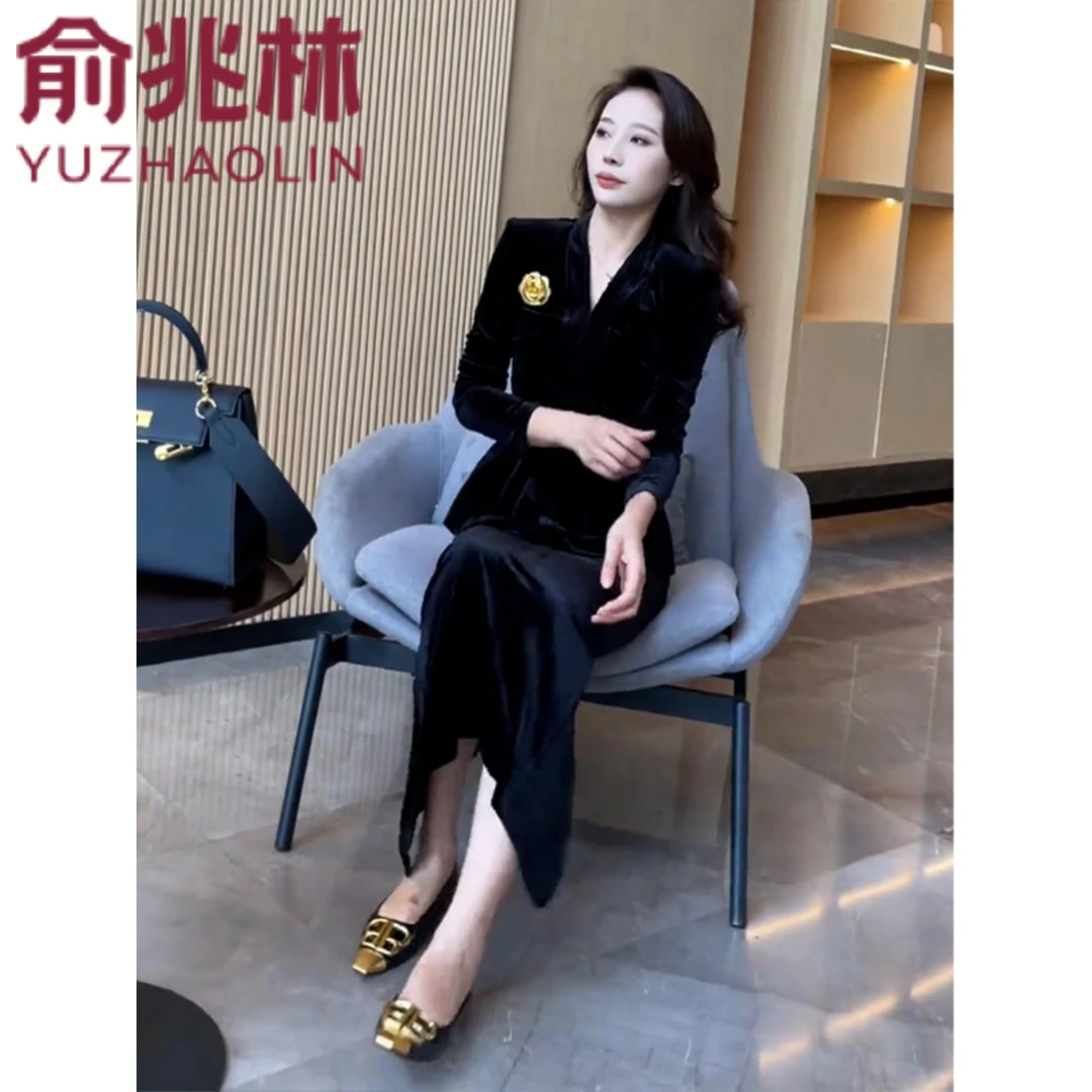 时尚轻奢超好看黑色套装女2025早秋新款黑色丝绒V领上衣+半身裙