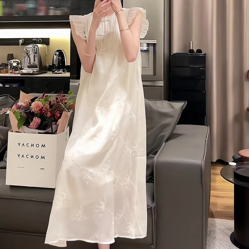 新中式刺绣白色小飞袖连衣裙女2025夏季新款高级感设计感A字裙子