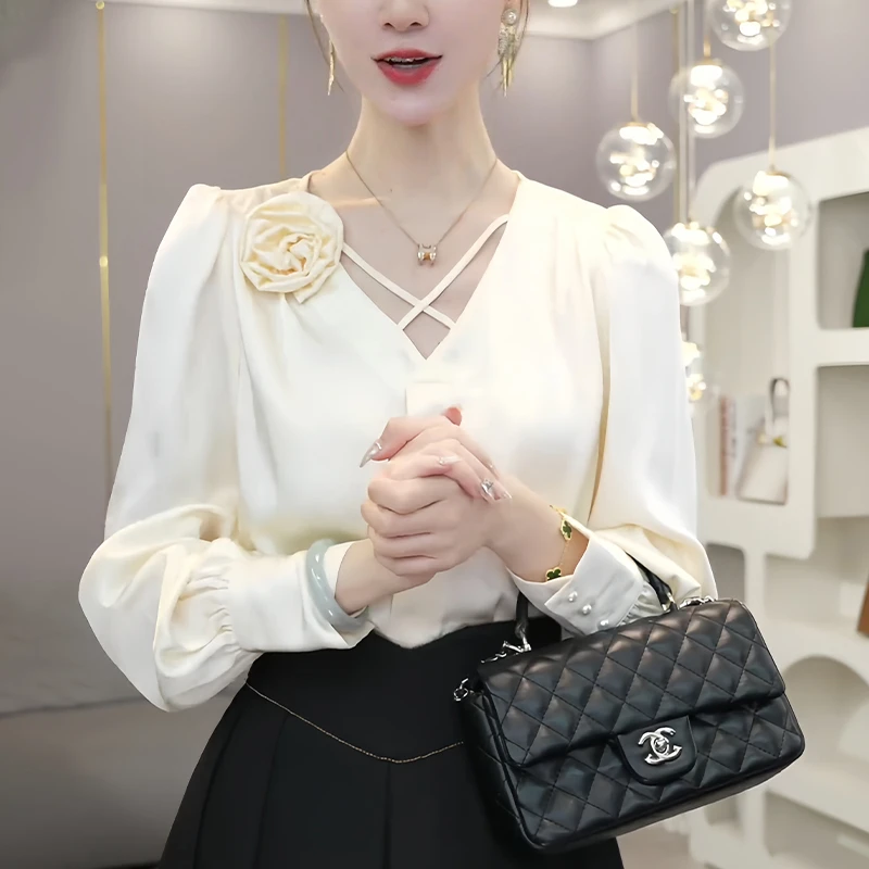 法式缎面V领衬衫女士2025秋季新款时尚洋气减龄宽松显瘦小衫上衣