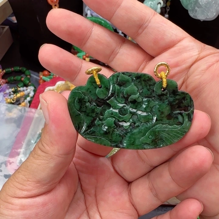 翡翠未镶嵌颈饰国风