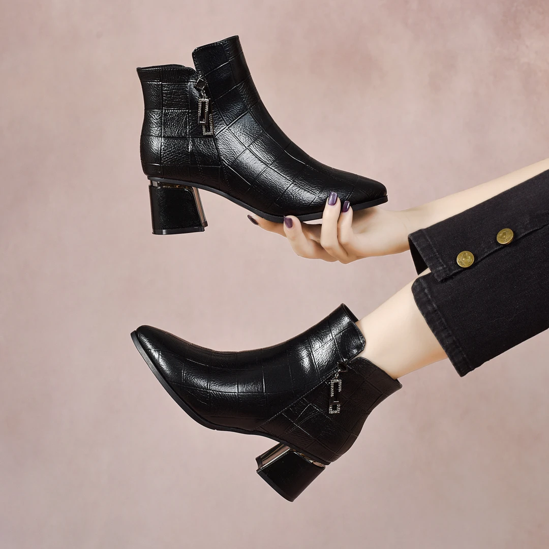 粗跟尖头真皮短靴2025年新款冬季加棉保暖水砖扣洋气中跟马丁靴女