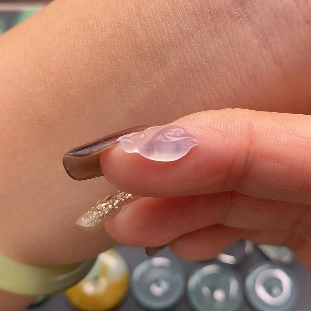 翡翠未镶嵌颈饰海豚