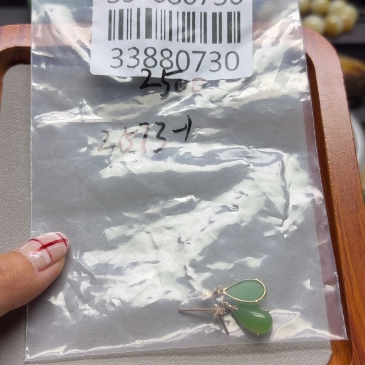 和田玉18K金镶嵌耳饰