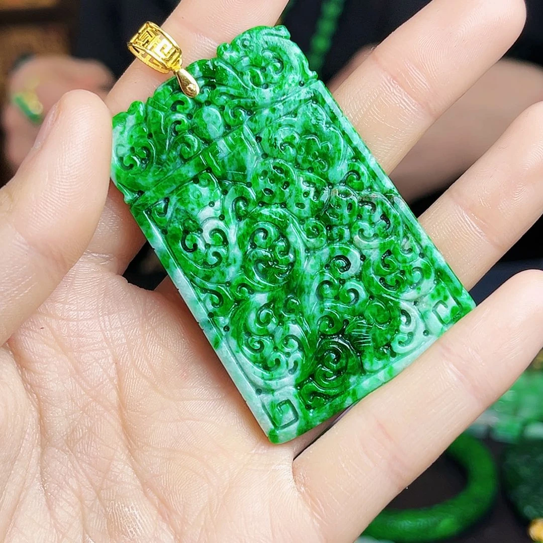 颈饰18K金镶嵌翡翠多样性