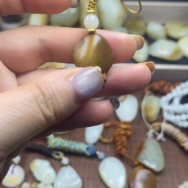 颈饰未镶嵌和田玉(白玉)